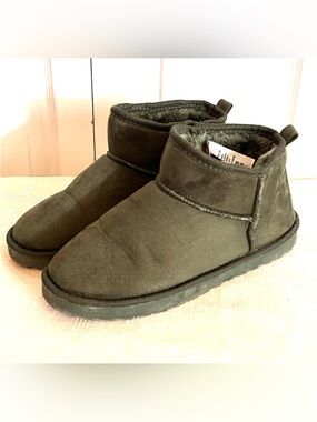 Like New 3M Thinsulate Faux Sheepskin Mini Boots